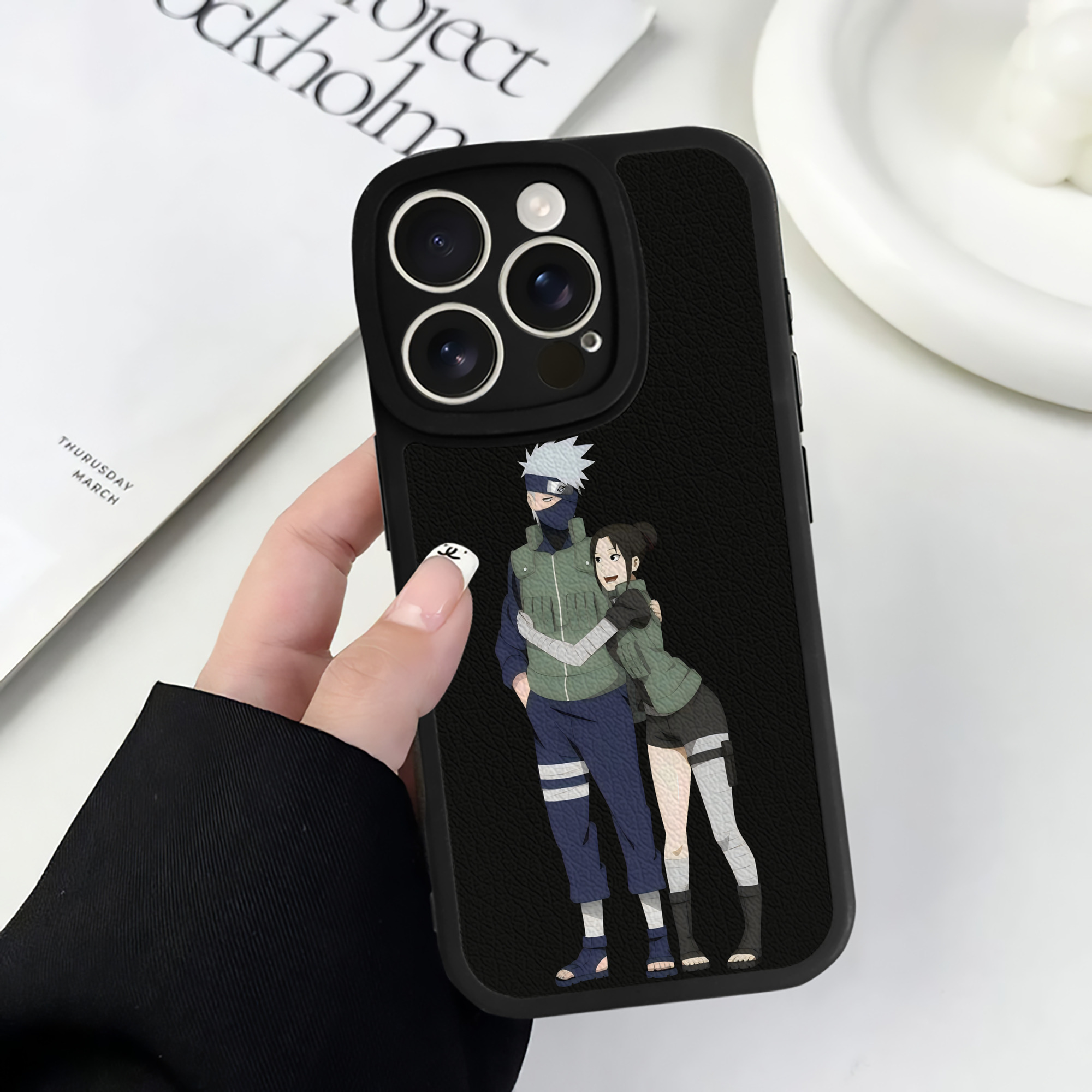 （画像用） NARUTO -ナルト- はたけ カカシ Hatake Kakashi 【iPhone 16シリーズ対応】シリコンスマホケース（レザー調） 材質：シリコン